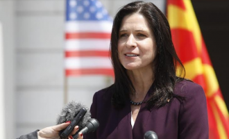 Ambasadorja amerikane në Maqedoninë e Veriut i uron mandatin Zaevit