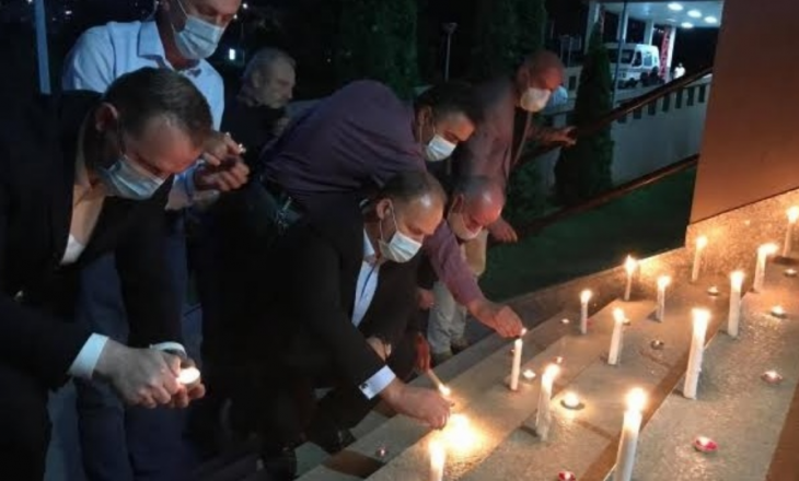 Ndizen qirinj e fiken dritat, nderohen mjekët që humbën jetën nga COVID-19 në Kosovë