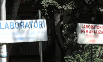 Laboratorët privatë po i detyrojnë qytetarët t’i bëjnë nga dy testime për Covid-19
