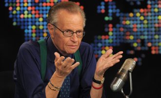 Larry King humb dy fëmijë brenda pak javësh: “Asnjë prind nuk duhet të varrosë fëmijën e tij”