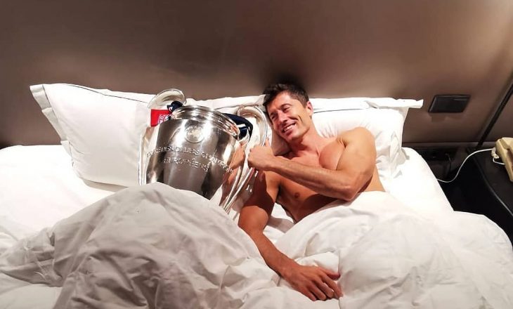 Lewandowski e merr në shtrat trofeun e Ligës së Kampionëve