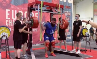 Peshëngritësi rus thyen dy gjunjët derisa provon të ngritë mbi 400 kilogramë (VIDEO)