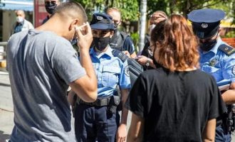 Prishtinë: Gruaja që u ndalua se s’kishte maskë – sulmon policinë
