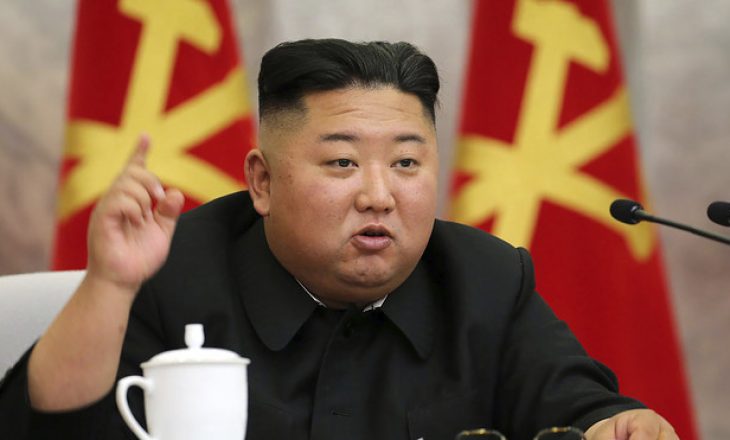 Paraqitet Kim Jong dhe tregon rreqizet që i kanosen Koresë së Veriut