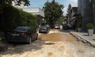 Rrugët e lagjes “Pejton” në Prishtinë të mbushura me ujë, vështirësohet kalimi në to