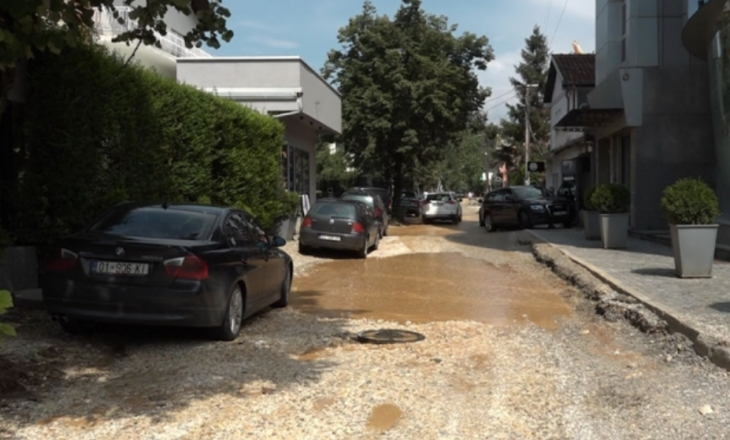 Rrugët e lagjes “Pejton” në Prishtinë të mbushura me ujë, vështirësohet kalimi në to