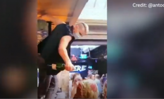 “Skena të dalldisjes” në një lokal në Irlandë, thyhen rregullat kundër Pandemisë (VIDEO)