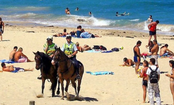 Policia patrullon në plazhet e Sydneyt – pushuesit duhet të mbajnë distancë fizike