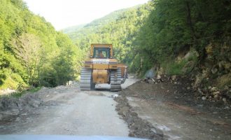 Kryetari i Deçanit letër liderëve shtetërorë: Rruga Deçan-Plavë do të bëhet