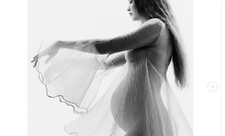 Në pak javë bëhet nënë – modelja publikon fotosesionin e parë të shtatzënisë