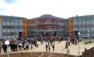 Qytetarët kërkojnë kthimin e nxënësve në shkolla, kundërshtojnë mbajtjen e mësimit “online”