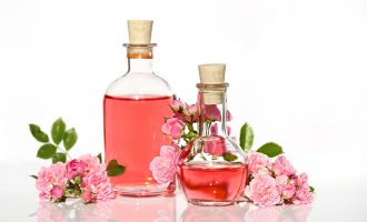 Tani keni shumë arsye për të përgatitur ujë trëndafili