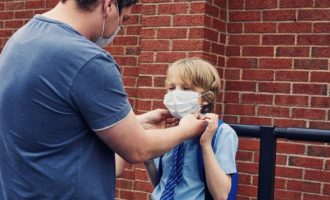 Fëmijët mund ta bartin virusin deri në tri javë – thotë studimi i fundit