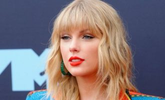 Këngëtarja Taylor Swift i dhuron studentes donacion për t’i mbuluar shpenzimet e studimeve