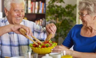 Si duhen ushqyer personat e moshuar gjatë pandemisë