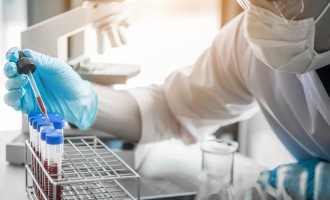 AAK kërkon që t’i revokohet licenca laboratorit që u mori qytetarëve 200 euro për testime për COVID-19