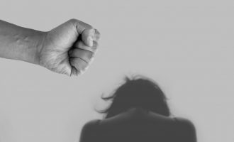 Gjakovë: Sulmon fizikisht vajzën e tij