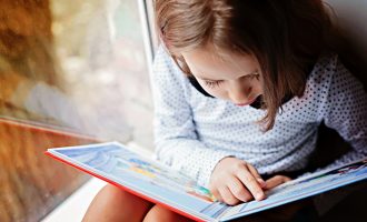 Prindërit ndajnë disa truqe gjeniale që t’i shtyni fëmijët tuaj të lexojnë