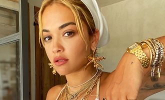 Rita Ora akuzohet për ‘mashtrim’ dhe ‘përvetësim kulturor’ pasi fansat kuptuan se ajo është shqiptare