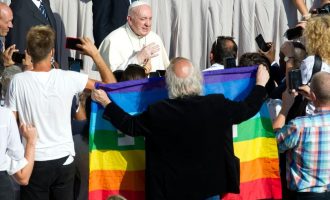 Papa u thotë prindërve të fëmijëve LGBTQ+ që Perëndia i do fëmijët e tyre “ashtu sikur janë”