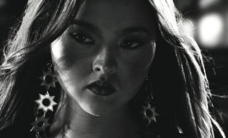 Devon Aoki është ikona e viteve 2000, veshjet e së cilës mund të përdorni si inspirim