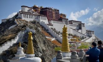 Kina është duke detyruar mijëra tibetianë të bëhet pjesë e kampeve masive të punës