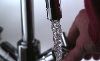 Një qytet në Amerikë paralajmërohet që uji përmban mikrobe që hanë trurin