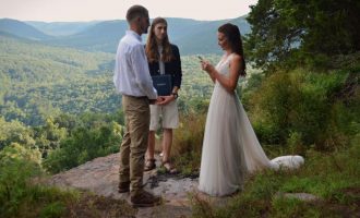 Çifti realizojnë një foto-sesion ‘ekstrem’ për dasmën e tyre