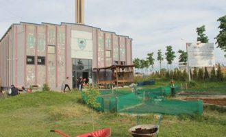 Të rinjtë që gatuajnë shujta të ngrohta për njerëzit në nevojë