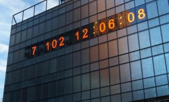 Një orë e re në Manhattan numëron kohën që ka mbetur për të ndalur krizën e pashmangshme globale