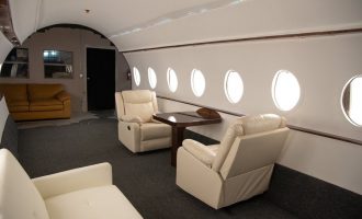 Influencerët janë duke pozuar në aeroplanë privat duke i bërë  të tjerët të vënë në pyetje realitetin