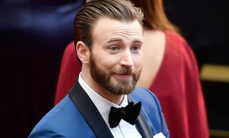 Pasi publikoi gabimisht një foto nudo, fansat po përgëzojnë aktorin