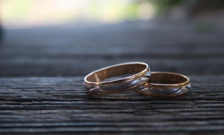 Gruaja e kuptoi nga njoftimi i dasmës që ish-bashkëshorti e kishte tradhtuar sa ishin ende të martuar