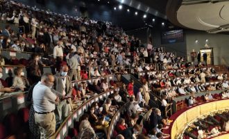 Spektatorët spanjollë protestojnë për mungesën e distancimit social – Opera anulohet