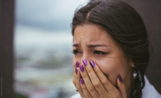 Mos mbani lotët – është shumë e shëndetshme për ne të qajmë