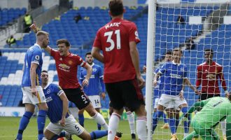 Unitedi fiton tri pikët e para në triumfin dramatik ndaj Brightonit