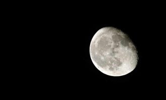 Nasa është duke kërkuar për kompani private që do të mbledhin pluhur nga hëna dhe do ta sjellin në Tokë