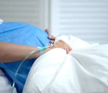 Gratë shtatzëna me COVID-19 mund të përjetojnë lindje të parakohshme, thotë CDC