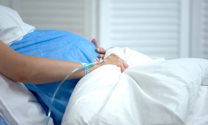 Gratë shtatzëna me COVID-19 mund të përjetojnë lindje të parakohshme, thotë CDC