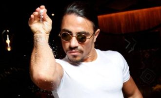 Restoranti i të famshmit “Salt Bae” mbyllet pas një mori shkeljesh