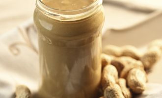 Njerëzit që hanë gjalpë kikiriku për mëngjes janë më të mirë në shtrat, pohon studimi