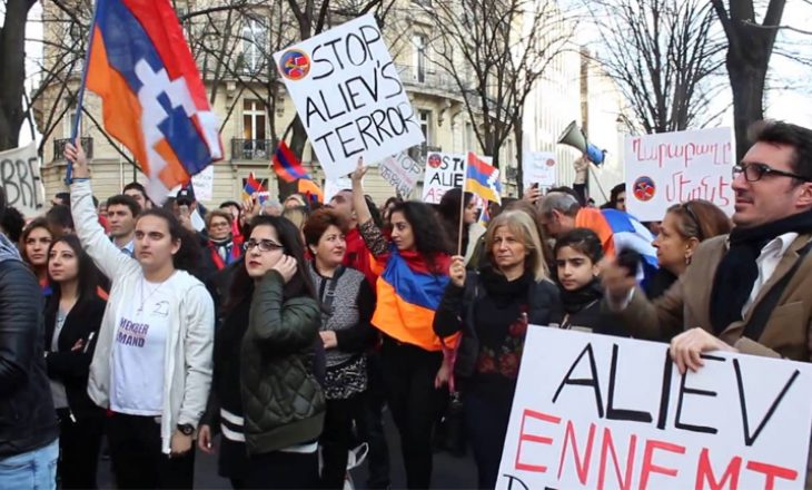 Armenët protestojnë kundër Turqisë dhe Azerbajxhanit në Paris