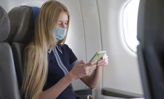 Covid-19 mund të përhapet në fluturime të gjata në aeroplan, sipas dy studimeve të reja