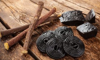 Një burrë ndërroi jetë sepse hëngri shumë karamele