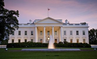 “Shtëpia e Bardh” shpërndan marrëveshjen Kosovë-Serbi (VIDEO)