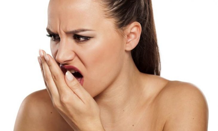 Cilat ushqime mund të largojnë erën e keqe të gojës?