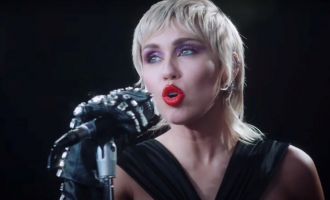 Miley Cyrus thotë se albumi i saj i ri është inspiruar nga Britney Spears dhe Metallica