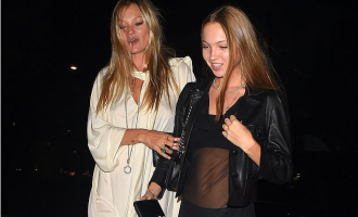 Kate Moss zgjedh një fustan të bardhë përderisa vajza e saj Lila e shoqëron e veshur në të zeza