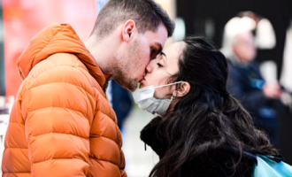 Mbani maska gjatë seksit dhe mos puthni njerëz të rinjë, këshillojnë mjekët kandadez