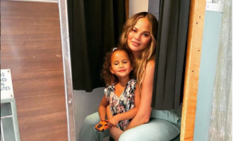 Modelja e famshme zbulon aksidentalisht gjininë e foshnjës që po pret